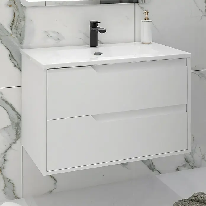 Disbain Conjunto de mueble de baño Casiopea - Ancho: 80 cm, Blanco mate, Mate - Un moderno mueble de baño blanco con dos cajones y un grifo negro sobre una pared de azulejos de mármol.