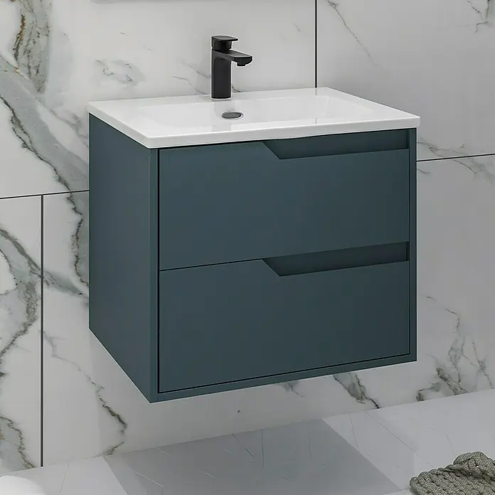 Disbain Conjunto de mueble de baño Casiopea - Ancho: 60 cm, Azul Manhattan, Mate - Moderno baño con mueble de lavabo de dos cajones y un elegante lavabo con grifo delante de una pared de mármol.