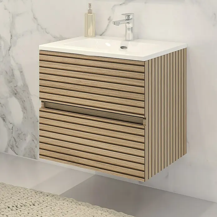 Disbain Conjunto de mueble de baño Vega - Ancho: 60 cm, Acacia, 2 pzs. - Un moderno mueble de baño de aspecto madera con dos cajones y un lavabo sobre encimera blanco frente a una pared de mármol.