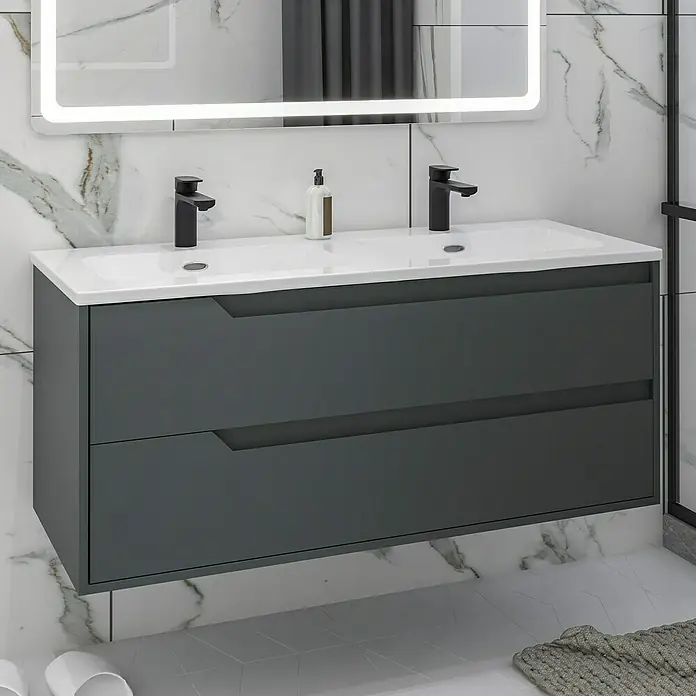 Disbain Conjunto de mueble de baño Casiopea - Ancho: 120 cm, Verde foresta, Mate - Un tocador doble gris moderno con lavabos blancos y grifos negros sobre una pared de mármol para baños elegantes.