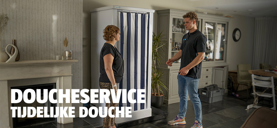 man-bezorgt-tijdelijke-douchecabine-bij-vrouw
