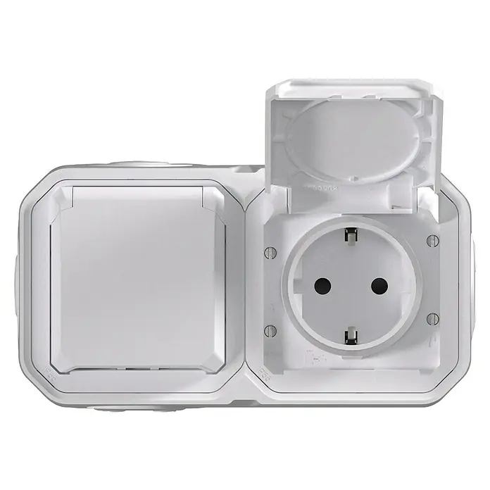 Legrand Schutzkontaktsteckdose Plexo New - Weiß, 250 V, 10 A, Schrauben, 2-fach - Eine weiße, wasserdichte Schuko-Steckdose mit geöffnetem Deckel, die für den Außenbereich geeignet ist, für sichere Stromversorgung.
