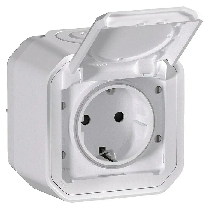 Legrand Schutzkontaktsteckdose Plexo New - Weiß, 250 V, 16 A, Schrauben, 1-fach - Nahaufnahme einer weißen, spritzwassergeschützten Steckdose mit geöffnetem Deckel für den Außenbereich.