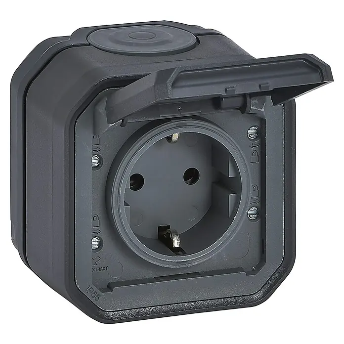 Legrand Schutzkontaktsteckdose Plexo New - Anthrazit, 250 V, 16 A, Schrauben, 1-fach - Eine wetterfeste Steckdose mit geöffnetem Deckel für den Außenbereich, robust und zuverlässig für den Einsatz in verschiedenen Umgebungen.