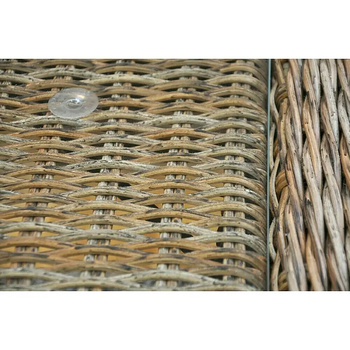 Mesa auxiliar de jardín Gotland - L x An x Al: 111 x 56 x 41 cm, Beige - Primer plano del patrón de muebles de ratán tejido, que muestra la textura y el diseño intrincado del ratán.
