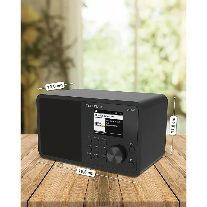 Telestar Internetradio Top 200 - L x B x H: 13 x 19,1 x 11,8 cm, Schwarz - Abgebildet ist ein schwarzes Telestar TOP 200 Radio mit den Maßen 13,0 cm x 19,5 cm x 11,8 cm, das auf einem Holztisch vor einem Fenster steht.
