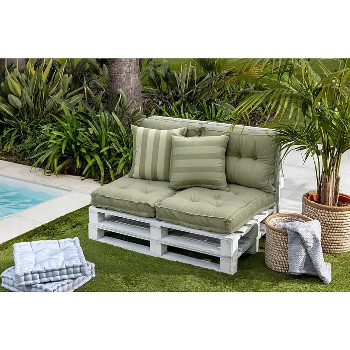Cojín para respaldo de palet water resist - 60 x 40 x 10 cm, Verde - Un sofá de palets con cojines verdes y una manta en cestas que crea un ambiente relajante al aire libre.