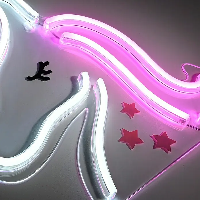 Just Light LED-Dekoleuchte Neon Unicorn - Neon Unicorn, L x B x H: 8,5 x 29,5 x 24 cm, Netzbetrieben - Nahaufnahme einer Einhorn-Neonlampe, die mit rosa und weißen Lichtern beleuchtet ist und eine spielerische und magische Atmosphäre schafft.