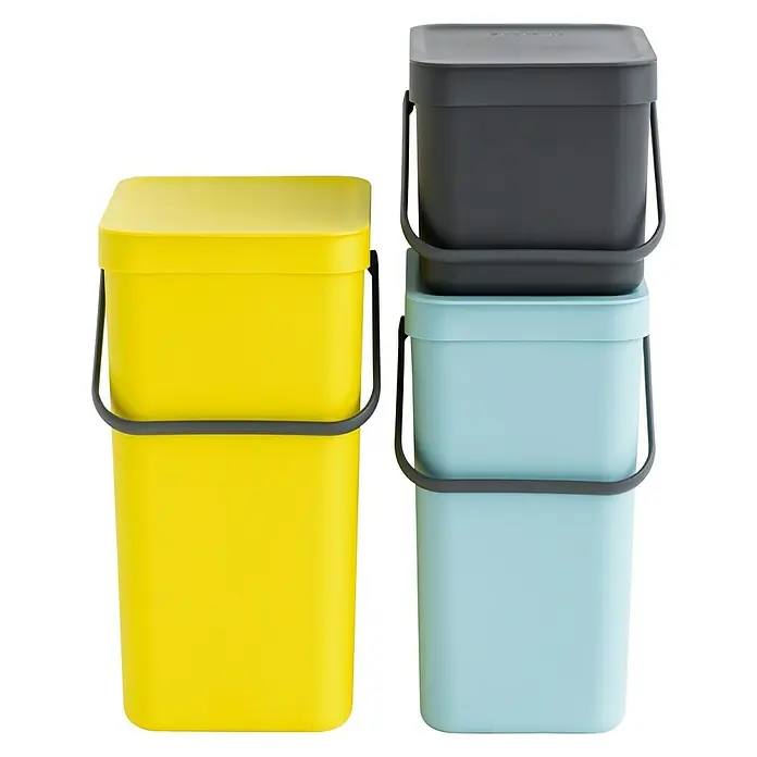 Brabantia Cubo de basura empotrado Sort & Go - 6 l, Gris, Plástico - Una pila de dos contenedores de residuos orgánicos azules y uno gris se encuentra junto a un solo contenedor amarillo.