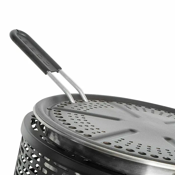 Cobb Gasgrill Pro - Durchmesser Grillfläche: 32 cm, 1,23 kW, Anzahl Brenner: 1 - Nahaufnahme eines schwarzen Frittierkorbs mit einem Griff aus rostfreiem Stahl und einem perforierten Deckel.