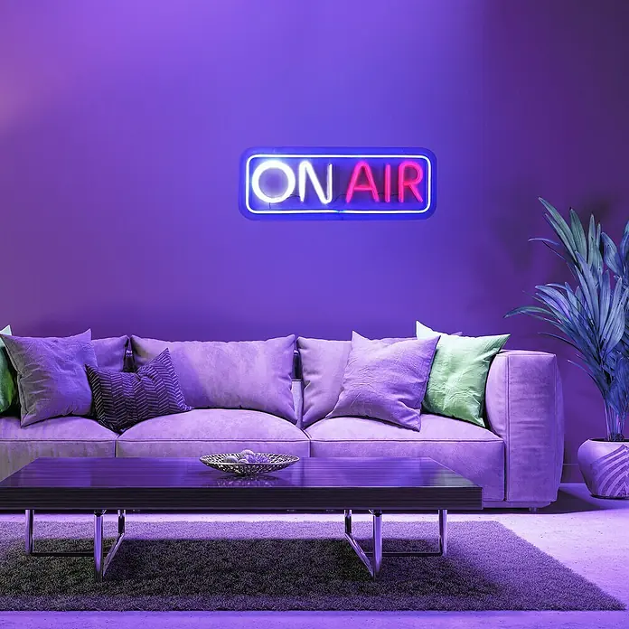 Just Light LED-Dekoleuchte Neon On Air - Neon On Air, L x B x H: 8,5 x 29,5 x 24 cm, Batteriebetrieben - Einrichtung mit "ON AIR"-Leuchtreklame über einem Sofa. Das Neonlicht sorgt für eine lebendige Atmosphäre in diesem modernen Wohnzimmer.