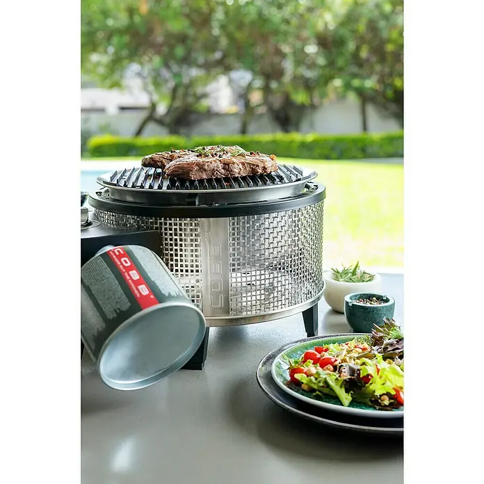 Cobb Gasgrill Premier Gas Deluxe 2.0 - Durchmesser Grillfläche: 32 cm, 1,23 kW, Anzahl Brenner: 1 - Der Cobb Grill mit saftigem Steak und frischem Salat. Das perfekte Outdoor-Kocherlebnis für jeden Anlass.