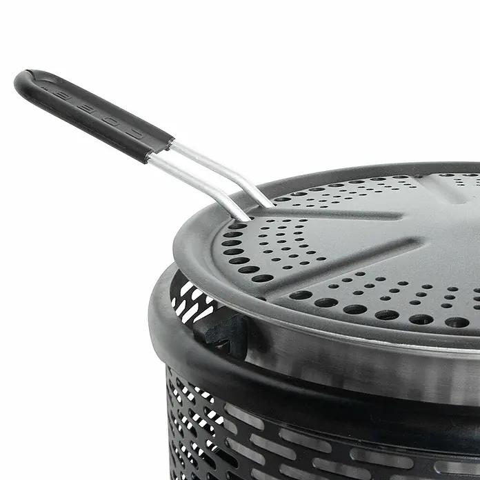 Cobb Holzkohlegrill Pro Black - Durchmesser Grillfläche: 32 cm, Silber/Schwarz - Detailaufnahme eines COBB Grills mit Grillrost und Griff. Das Produkt ist hochwertig und ideal für Grillliebhaber.