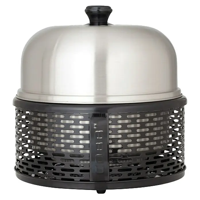 Cobb Holzkohlegrill Pro Black - Durchmesser Grillfläche: 32 cm, Silber/Schwarz - Nahaufnahme eines Cobb-Grills, einem tragbaren und vielseitigen Outdoor-Kochgerät mit Edelstahldeckel und perforierter Basis.