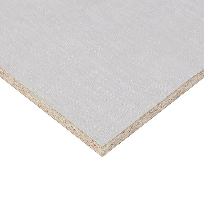 Maderas Daganzo Tablero de melamina al corte Textil Agadir - Gris, 244 cm x 122 cm x 19 mm - Primer plano de un tablero de aglomerado con revestimiento gris claro, ideal para la fabricación de muebles y el diseño de interiores, mostrando la textura.