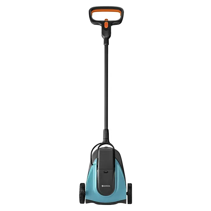 Gardena Power for All 18V Cortacésped de batería - 18 V, 1 batería, 2,5 Ah, Ancho de corte: 22 cm - Esta imagen muestra unas tijeras cortabordes inalámbricas Gardena con carcasa azul, mango negro y detalles naranjas sobre un fondo negro.