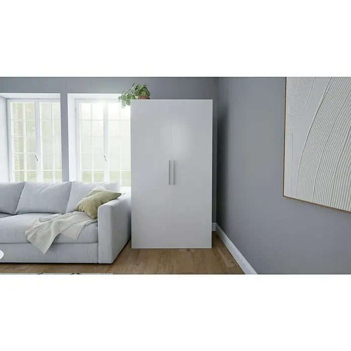Respekta Schrankküche Peter - Breite: 104 cm, Weiß, Mit Glaskeramikkochfeld und Mikrowelle - Ein moderner, weißer Kleiderschrank mit zwei Türen und silbernen Griffen steht in einem hellen Wohnzimmer. Er ist ein stilvolles Möbelstück.