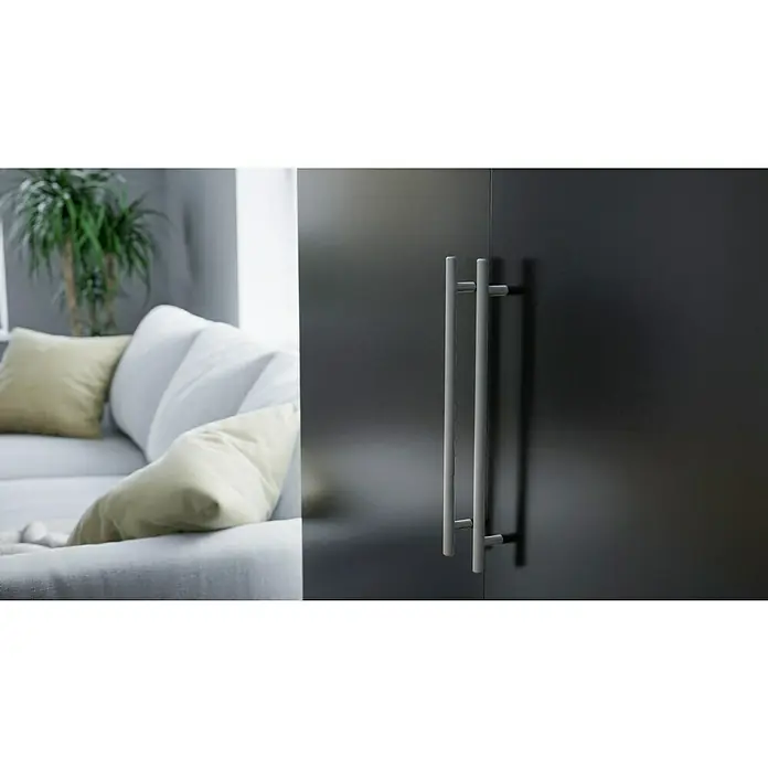 Respekta Schrankküche Peter - Breite: 104 cm, Schwarz/Weiß, Mit Duo-Kochmulde und Mikrowelle - Nahaufnahme eines modernen schwarzen Kleiderschranks mit schlanken, silbernen Griffen, der Stil und Funktionalität vereint.