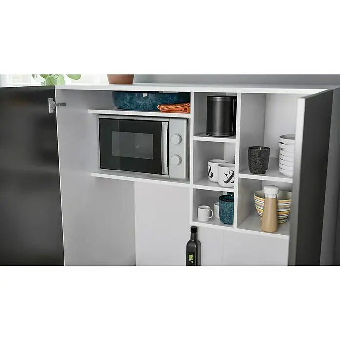 Respekta Schrankküche Peter - Breite: 104 cm, Grau/Weiß, Mit Duo-Kochmulde und Mikrowelle - Einbauschrank mit Mikrowelle und Regalen, auf denen Geschirr, Tassen und eine Flasche Öl stehen. Die Schranktür ist geöffnet.