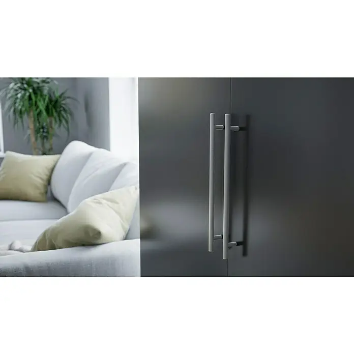 Respekta Schrankküche Peter - Breite: 104 cm, Grau/Weiß, Mit Duo-Kochmulde und Mikrowelle - Elegante Schranktüren mit langen, silberfarbenen Griffen vor einem weichen, hellen Wohnbereich. Das schlichte Design harmoniert perfekt mit der Umgebung.