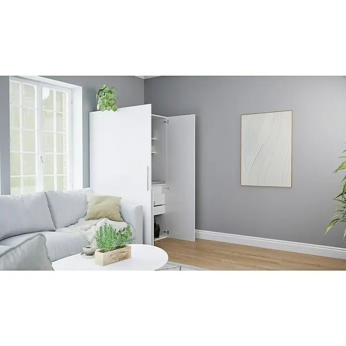 Respekta Schrankküche Peter - Breite: 104 cm, Weiß, Mit Duo-Kochmulde und Mikrowelle - Ein modernes Wohnzimmer mit einem weißen Ecksofa, einem weißen Couchtisch und einem teilweise geöffneten, weißen Kleiderschrank.