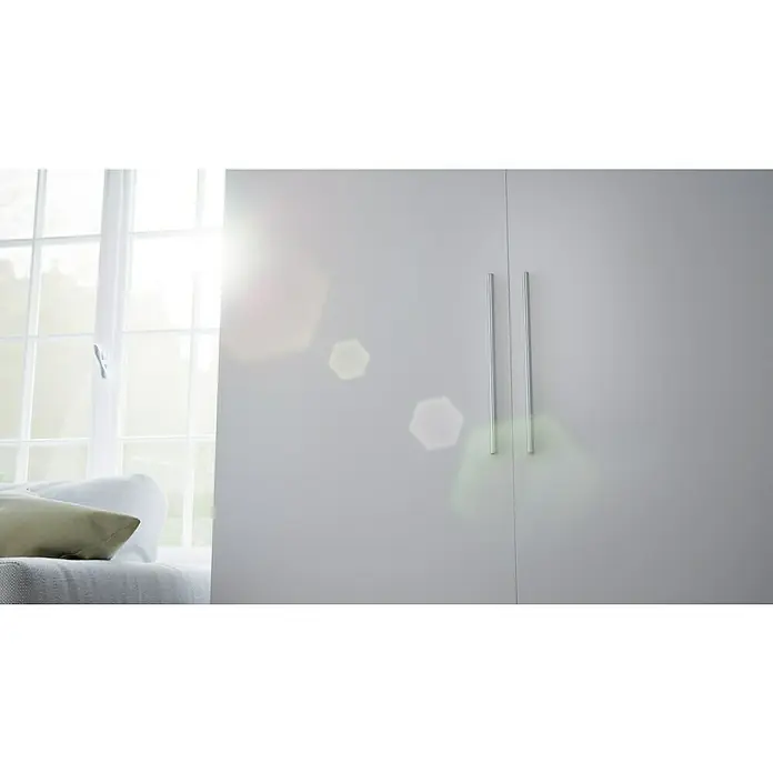Respekta Schrankküche Peter - Breite: 104 cm, Weiß, Mit Duo-Kochmulde und Mikrowelle - Ein minimalistischer, weißer Kleiderschrank mit schlanken, silbernen Griffen, der modernes Design und Funktionalität vereint. Helle Reflexionen betonen die glatte Oberfläche.