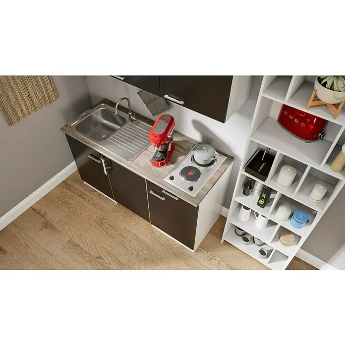 Respekta Singleküche Luis - Breite: 150 cm, Schwarz, Mit Duo-Kochmulde, Farbe Arbeitsplatte: Eiche York - Eine kompakte Küchenzeile mit Spüle, Kochfeld und roter Espressomaschine, ergänzt durch ein weißes Regal voller Küchenutensilien.