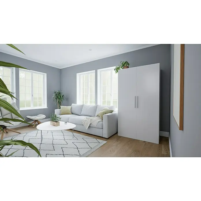 Respekta Schrankküche Peter - Breite: 104 cm, Weiß, Mit Duo-Kochmulde und Mikrowelle - Eine stilvolle Wohnzene mit einem großen weißen Kleiderschrank, einem bequemen Sofa und einem modernen Teppich, die eine einladende Atmosphäre schafft.
