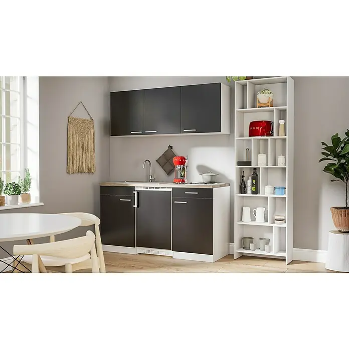 Respekta Singleküche Luis - Breite: 150 cm, Schwarz, Mit Duo-Kochmulde, Farbe Arbeitsplatte: Eiche York - Eine moderne Küche mit schwarzen Schränken, einem weißen Regal und einem hellen Holztisch mit Stühlen. Praktische und stilvolle Einrichtung.