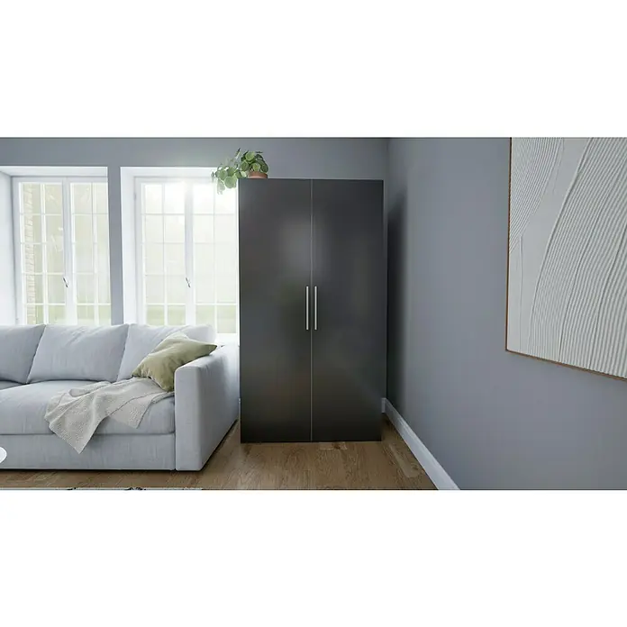 Respekta Schrankküche Peter - Breite: 104 cm, Grau/Weiß, Mit Duo-Kochmulde und Mikrowelle - Ein modernes Wohnzimmer mit einem grauen Sofa, einem dunklen Kleiderschrank und einem abstrakten Kunstwerk an der Wand. Der Fokus liegt auf dem stilvollen Kleiderschrank.