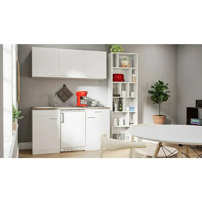 Respekta Singleküche Luis - Breite: 150 cm, Weiß, Mit Duo-Kochmulde, Farbe Arbeitsplatte: Eiche York - Küchenszene mit weißen Schränken, Regalen und einem runden Tisch. Eine Kaffeemaschine und Pflanzen beleben den Raum.