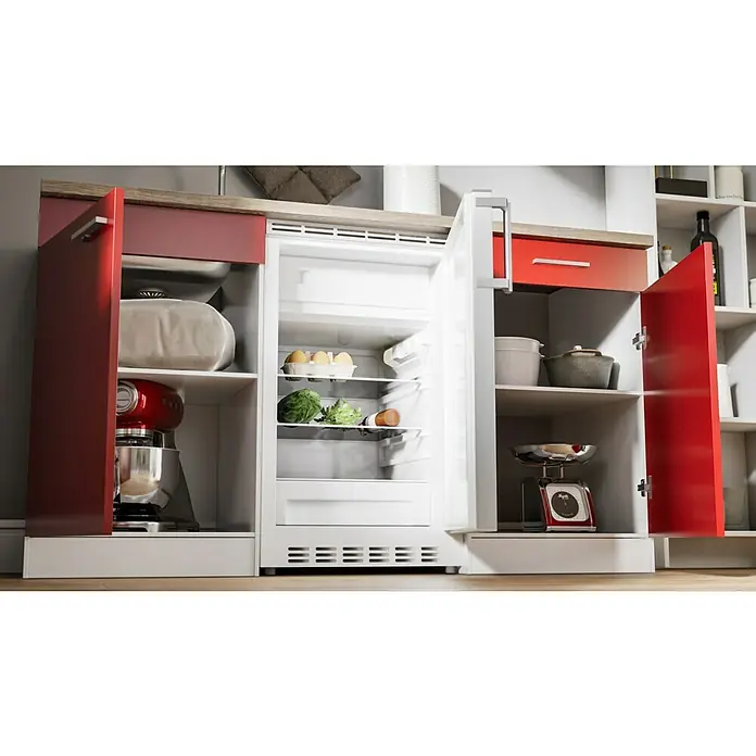 Respekta Singleküche Luis - Breite: 150 cm, Rot, Mit Duo-Kochmulde, Farbe Arbeitsplatte: Butcher-Nussbaum - Einbaukühlschrank mit offenen roten Schranktüren, umgeben von Küchenutensilien. Elegantes Design für die moderne Küche.