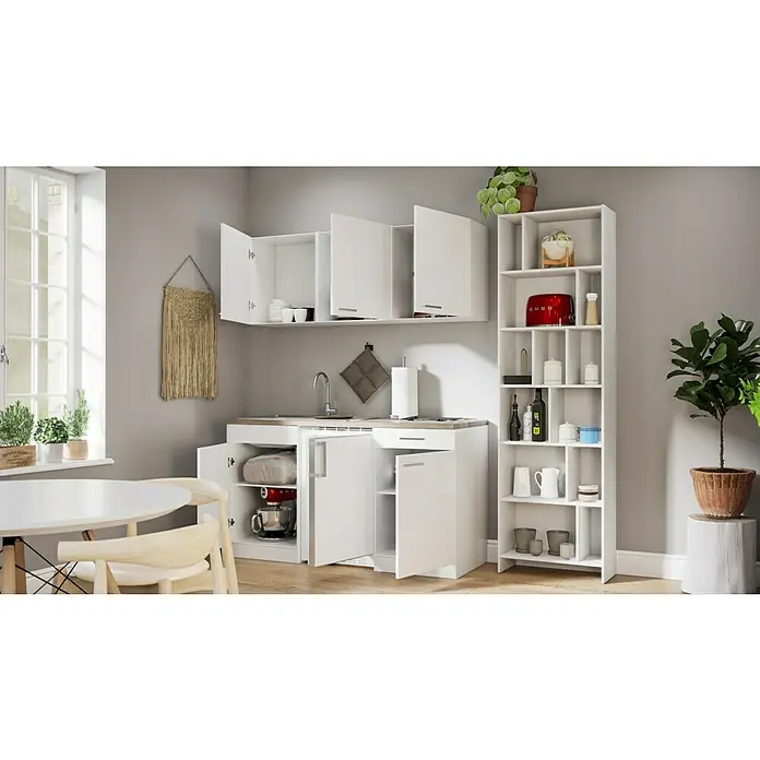 Respekta Singleküche Luis - Breite: 150 cm, Weiß, Mit Duo-Kochmulde, Farbe Arbeitsplatte: Eiche York - Eine moderne weiße Küche mit Tisch, Stühlen, Regalen und Dekorationen für ein gemütliches Ambiente.