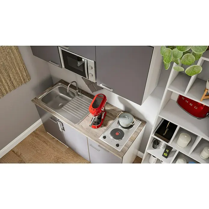 Respekta Singleküche Luis - Breite: 150 cm, Grau, Mit Glaskeramikkochfeld, Mikrowelle und Kühlschrank - Eine Küchenansicht von oben mit Spüle, Herd, Kaffeemaschine und Regalen. Moderne Küchengeräte und Utensilien sind aufbewahrt.