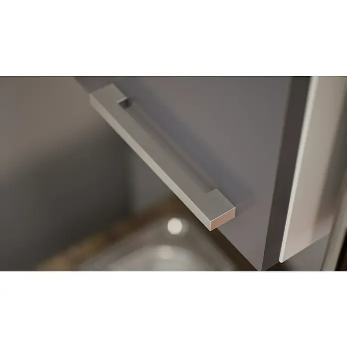 Respekta Singleküche Luis - Breite: 150 cm, Grau, Mit Glaskeramikkochfeld, Mikrowelle und Kühlschrank - Nahaufnahme eines grauen Küchenschranks mit einem modernen, silbernen Griff, der das elegante Design hervorhebt.