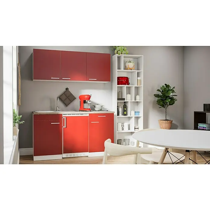 Respekta Singleküche Luis - Breite: 150 cm, Rot, Mit Duo-Kochmulde, Farbe Arbeitsplatte: Butcher-Nussbaum - Eine moderne Küche in Rot und Weiß mit Hängeschränken, Unterschränken und einem Regal. Ein Esstisch mit Stühlen ergänzt das Küchendesign.