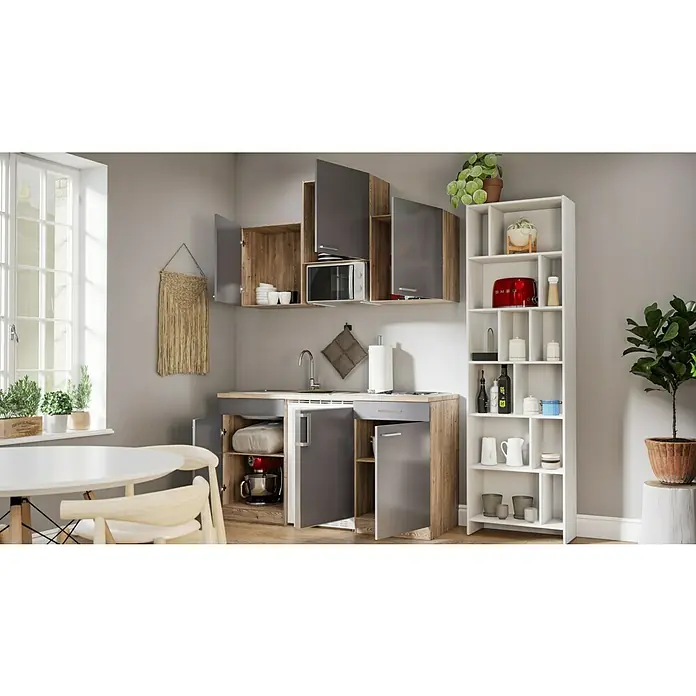 Respekta Singleküche Luis - Breite: 150 cm, Grau, Mit Duo-Kochmulde, Mit Mikrowelle, Farbe Arbeitsplatte: Eiche York - Helle, moderne Küche mit grauen und holzfarbenen Schränken, weißem Regal und Esstisch unter einem Fenster für eine gemütliche Atmosphäre.