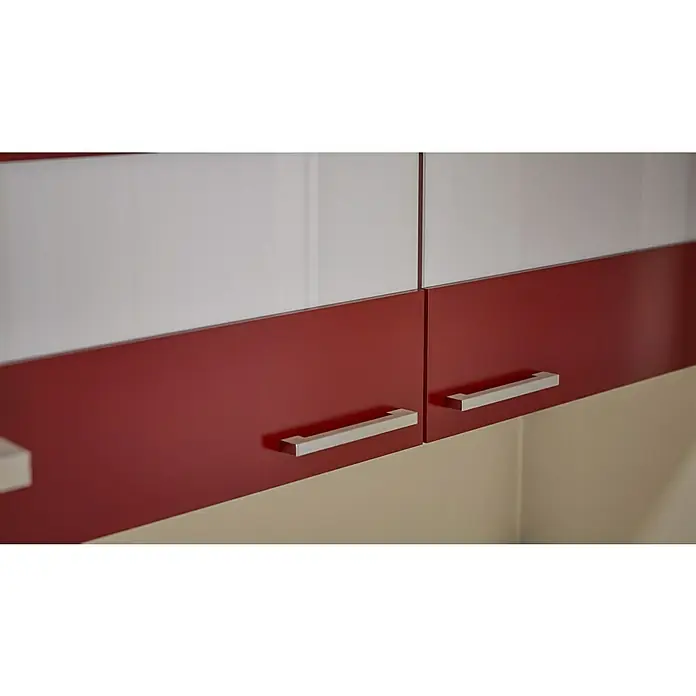 Respekta Küchenzeile Malia - Breite: 280 cm, Rot, Mit Elektrogeräten, Dekor Arbeitsplatte: Holzoptik, Volumen Backofen: 58 l - Detailaufnahme von Hängeschränken mit weißen und roten Elementen sowie silbernen Griffen, die ein modernes Küchendesign zeigen.