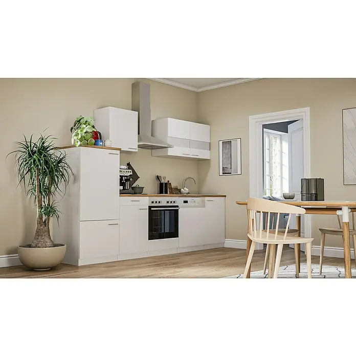 Respekta Küchenzeile Malia - Breite: 280 cm, Weiß, Mit Elektrogeräten, Dekor Arbeitsplatte: Holzoptik, Volumen Backofen: 58 l - Eine moderne Küche mit weißen Schränken, einer Dunstabzugshaube und einer Zimmerpflanze, die eine warme und einladende Atmosphäre schafft.