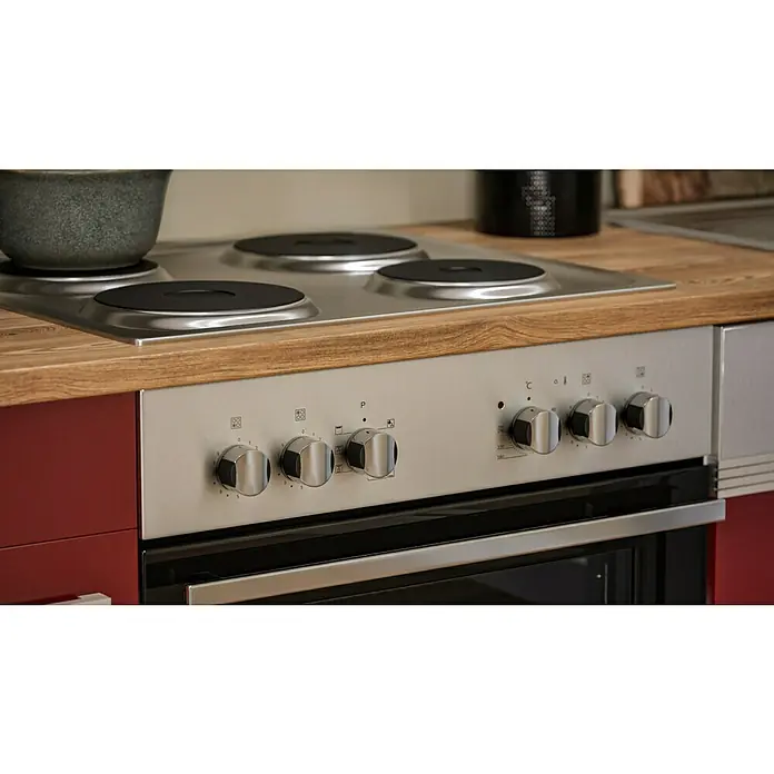 Respekta Küchenzeile Malia - Breite: 280 cm, Rot, Mit Elektrogeräten, Dekor Arbeitsplatte: Holzoptik, Volumen Backofen: 58 l - Nahaufnahme eines modernen Edelstahlofens mit Kochfeld und Drehknebeln zur Temperaturregelung in einer stilvollen Küche.