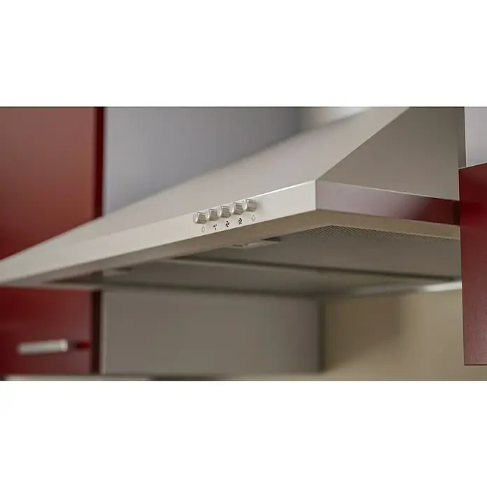 Respekta Küchenzeile Malia - Breite: 280 cm, Rot, Mit Elektrogeräten, Dekor Arbeitsplatte: Holzoptik, Volumen Backofen: 58 l - Nahaufnahme einer Dunstabzugshaube mit silbernen Knöpfen und einem Gitter, umgeben von roten Küchenschränken.