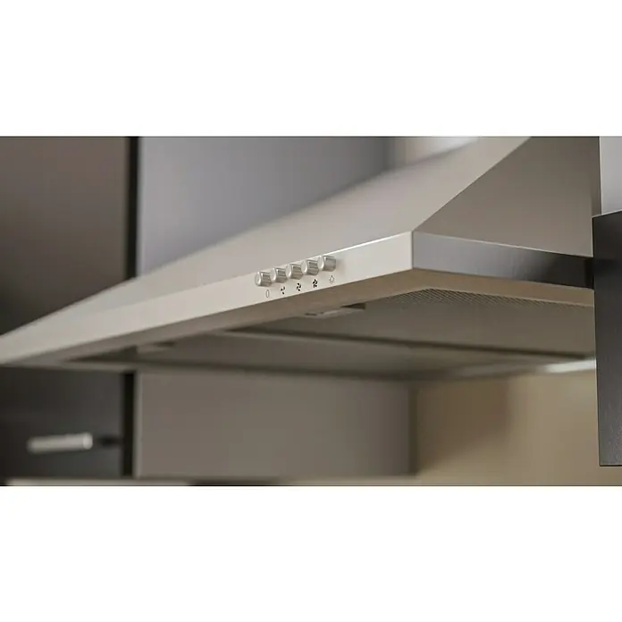 Respekta Küchenzeile Malia - Breite: 280 cm, Grau, Mit Elektrogeräten, Dekor Arbeitsplatte: Holzoptik, Volumen Backofen: 58 l - Nahaufnahme einer Dunstabzugshaube aus Edelstahl mit Drehknöpfen zur Steuerung der Lüftergeschwindigkeit und Beleuchtung in einer modernen Küche.