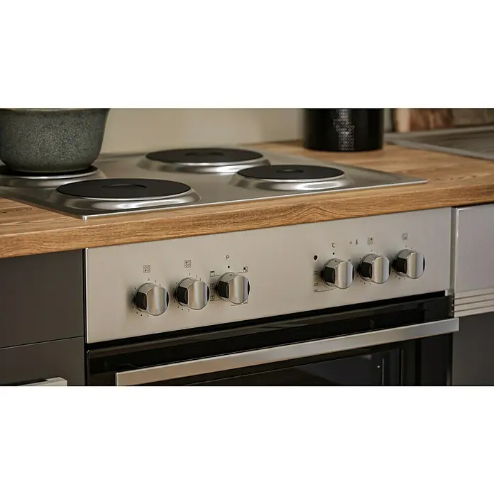Respekta Küchenzeile Malia - Breite: 280 cm, Grau, Mit Elektrogeräten, Dekor Arbeitsplatte: Holzoptik, Volumen Backofen: 58 l - Detailaufnahme eines modernen Elektroherds mit Kochfeld und Bedienknöpfen in einer stilvollen Küche.