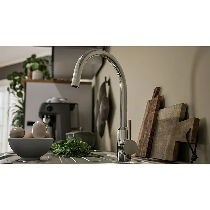 Respekta Küchenzeile Malia - Breite: 270 cm, Grau, Mit Elektrogeräten, Dekor Arbeitsplatte: Holzoptik, Volumen Backofen: 58 l - Hochglänzender Küchenarmatur mit modernem Design. Sie steht neben Schneidebrettern und frischen Zutaten, die eine moderne und stilvolle Küche betonen.