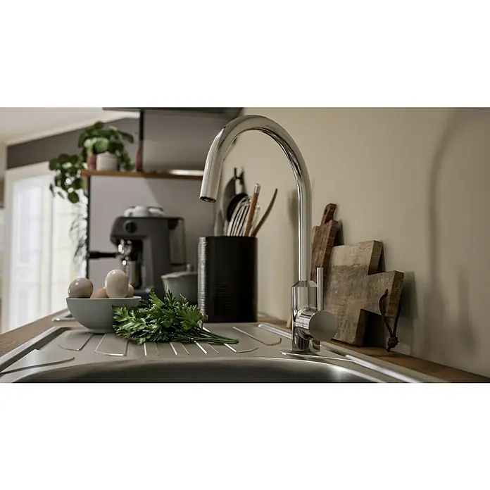 Respekta Küchenzeile Malia - Breite: 280 cm, Grau, Mit Elektrogeräten, Dekor Arbeitsplatte: Holzoptik, Volumen Backofen: 58 l - Küchenspüle mit einem eleganten Chrom-Wasserhahn, umgeben von frischer Petersilie, Eiern und Schneidebrettern auf einer hellen Arbeitsfläche.