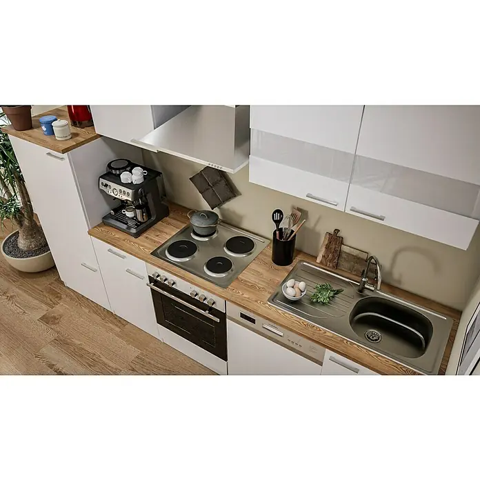 Respekta Küchenzeile Malia - Breite: 280 cm, Weiß, Mit Elektrogeräten, Dekor Arbeitsplatte: Holzoptik, Volumen Backofen: 58 l - Eine moderne Küche mit weißen Schränken, einer hölzernen Arbeitsplatte und einem Edelstahlspülbecken, das ein sauberes und stilvolles Design zeigt.