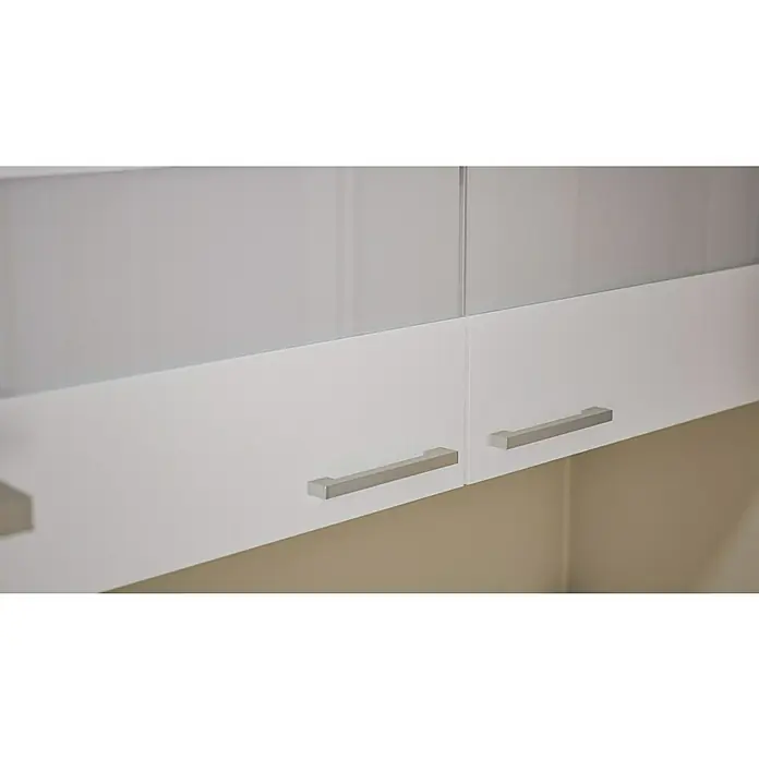 Respekta Küchenzeile Malia - Breite: 280 cm, Weiß, Mit Elektrogeräten, Dekor Arbeitsplatte: Holzoptik, Volumen Backofen: 58 l - Bild von weißen und grauen glänzenden Küchenschränken mit silbernen Griffen.