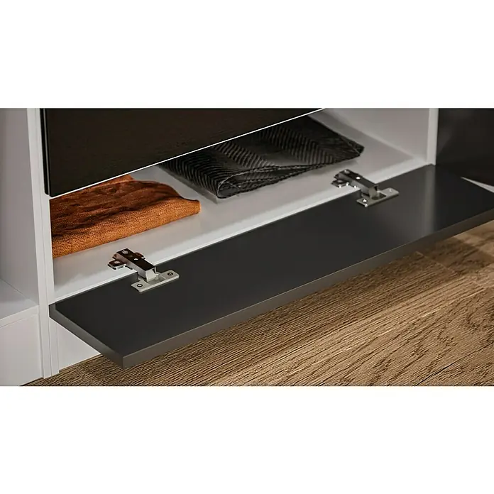 Respekta Küchenzeile Malia - Breite: 270 cm, Grau, Mit Elektrogeräten, Dekor Arbeitsplatte: Holzoptik, Volumen Backofen: 58 l - Ansicht eines Möbelfachs mit offenem, grauem Fachboden und einigen Kleidungsstücken im Inneren. Holzfussboden ist auch im Bild.