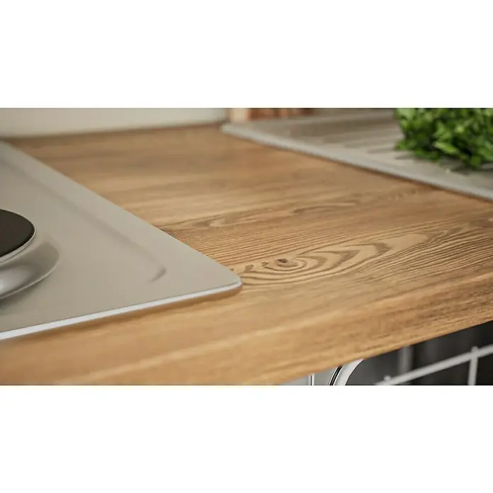Respekta Küchenzeile Malia - Breite: 280 cm, Weiß, Mit Elektrogeräten, Dekor Arbeitsplatte: Holzoptik, Volumen Backofen: 58 l - Küchenarbeitsplatte aus Holz mit Spüle und Herd. Die Arbeitsplatte hat eine warme Holzmaserung und eine glatte Oberfläche, die sich perfekt zum Kochen eignet.
