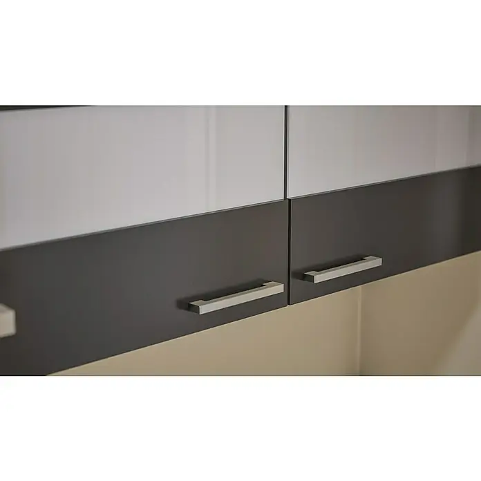 Respekta Küchenzeile Malia - Breite: 280 cm, Grau, Mit Elektrogeräten, Dekor Arbeitsplatte: Holzoptik, Volumen Backofen: 58 l - Detailaufnahme von weißen und grauen Küchenschränken mit silbernen Griffen, die modernes Design und Funktionalität vereinen.